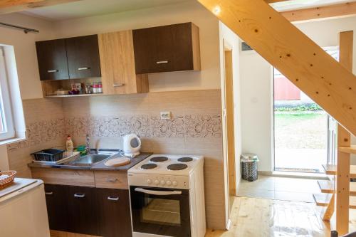 Una cocina o zona de cocina en Small Montenegro