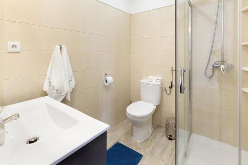 W łazience znajduje się umywalka, toaleta i prysznic. w obiekcie Casino 4 w mieście Carvoeiro