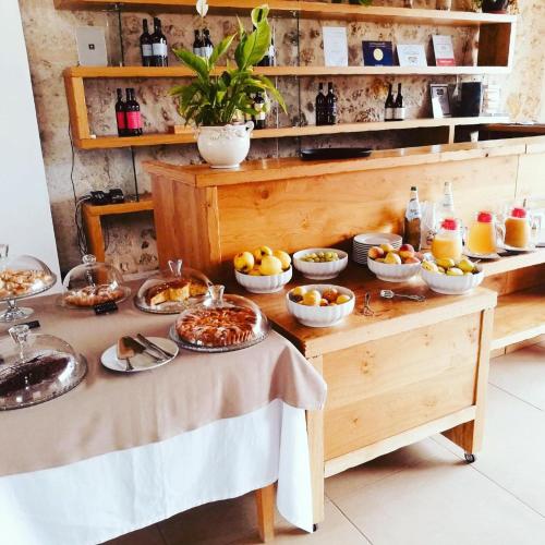 een tafel met veel borden eten erop bij Agriturismo Baglio San Nicola in Naro