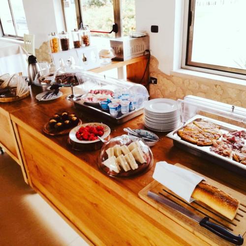 een buffet met veel verschillende soorten eten op een aanrecht bij Agriturismo Baglio San Nicola in Naro