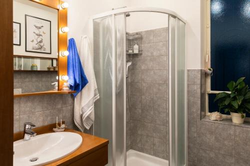 A bathroom at Casagrande 1920