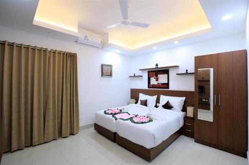 sypialnia z łóżkiem i brązową zasłoną w obiekcie Swades Myhome w mieście Thiruvananthapuram