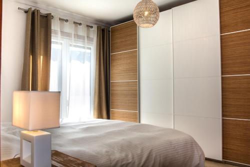 En eller flere senge i et værelse på Casa da Quintinha - Villa with a pool