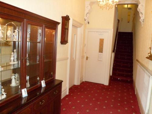 A bathroom at Wavecrest Lodge 