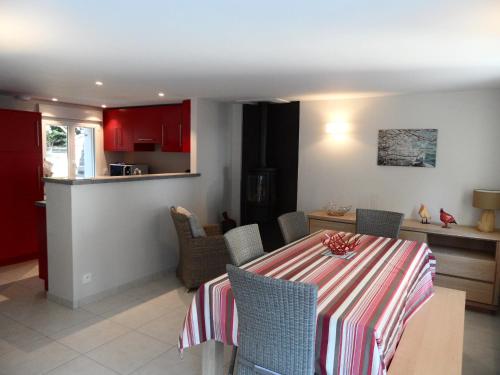 une salle à manger et une cuisine avec une table et des chaises dans l'établissement REF 061 Maison idéale pour 4 personnes avec belle vue sur l'océan plage du Fogeo à pieds, à Arzon