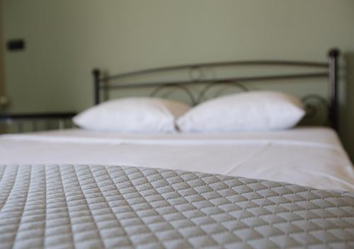 Ein Bett oder Betten in einem Zimmer der Unterkunft Chalkida Seafront Apartment