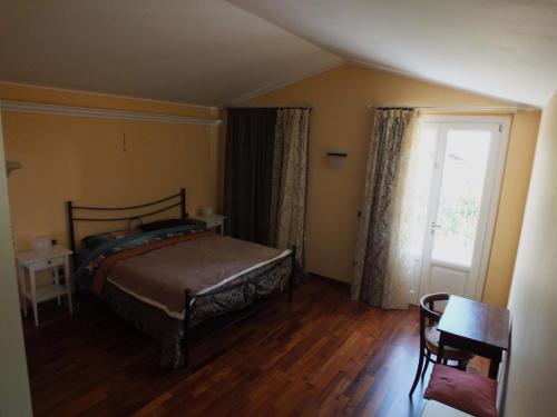 1 dormitorio con cama y ventana grande en B&B Sweet Dreams, en Pescara