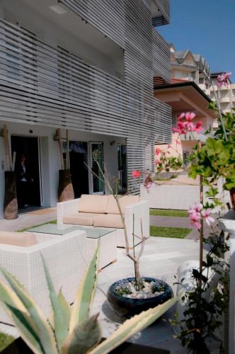 Κήπος έξω από το Kiss Beachfront Hotel & Restaurant