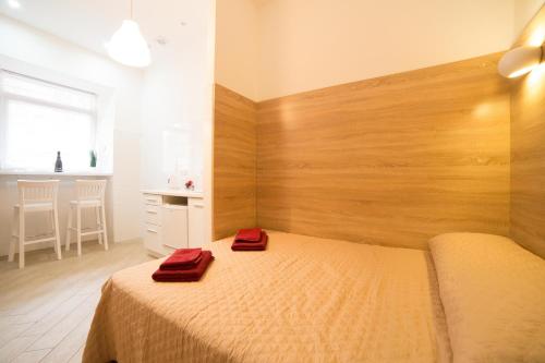 リヴィウにあるMini-Smart economy apartment on Saint Teodor 5のベッドルーム1室(赤いタオル2枚付)