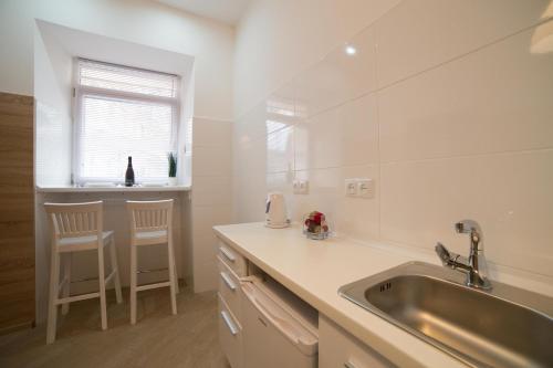 リヴィウにあるMini-Smart economy apartment on Saint Teodor 5の白いキッチン(シンク、カウンター付)