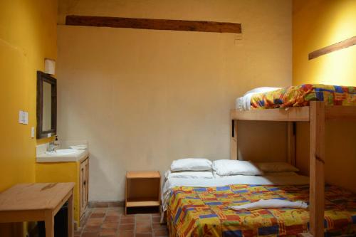 a bedroom with two bunk beds and a sink at Rossco Hostel & Hotel in San Cristóbal de Las Casas