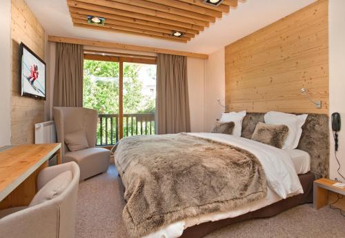 En eller flere senge i et værelse på Park Hotel Suisse & Spa