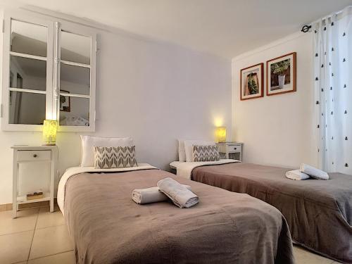 deux lits dans une chambre avec deux fenêtres dans l'établissement Nestor&Jeeves - MAISON COURNICHEE - Central - Close sea - Atypical, à Nice