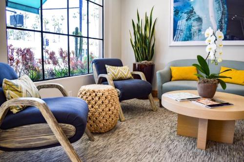 a living room with chairs and a table at Beachside Inn in Santa Barbara