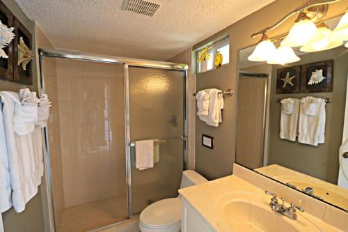 ein Bad mit einer Dusche, einem WC und einem Waschbecken in der Unterkunft Inn at Camachee Harbor View 11 in St. Augustine