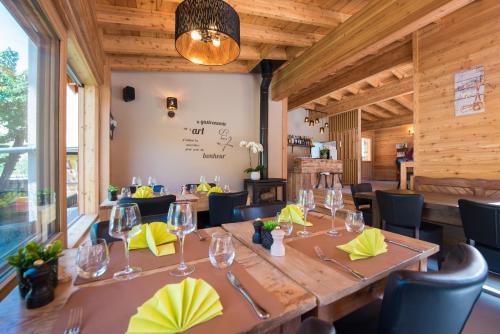 une salle à manger avec une longue table en bois et des chaises dans l'établissement Auberge du Bachelard, à Uvernet