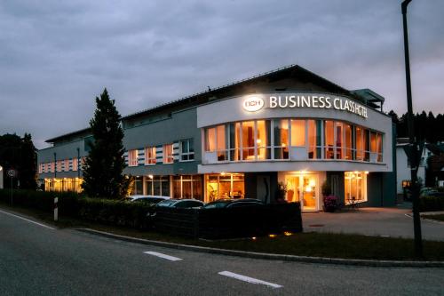 um edifício com um centro de negócios ao lado de uma rua em Business Class Hotel Ebersberg em Ebersberg