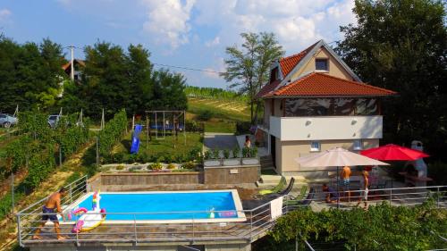 uma piscina em frente a um edifício com uma casa em Elizabeta Holiday Home em Štrigova