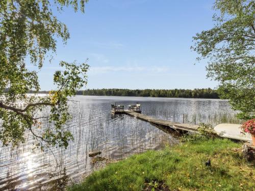 przystań w środku jeziora z drzewami w obiekcie Holiday Home Koivuranta by Interhome w mieście Kylmälä