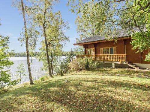 una cabaña de madera a orillas de un lago en Holiday Home Koivuranta by Interhome, en Kylmälä