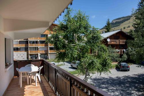 - un balcon avec une table et des chaises dans l'établissement Appartement 5 personnes - 38860 Les 2 Alpes - Pied des pistes, balcon, à Les Deux Alpes