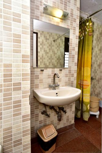 a bathroom with a sink and a mirror at 2BHK Comfortable Furnished Serviced Apartments in Hauz Khas - Woodpecker Apartments in New Delhi