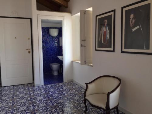 pasillo con silla y baño en Palazzo Pizzo Dependance delle Grazie, en Pizzo