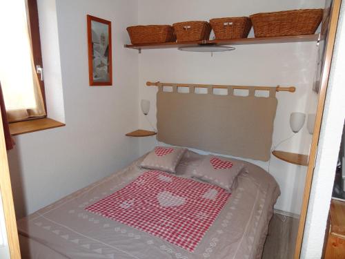 una piccola camera con un letto in una stanza di Appartement l'Aiglon a La Salle-les-Alpes