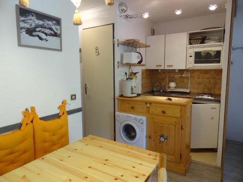 A kitchen or kitchenette at Appartement l'Aiglon