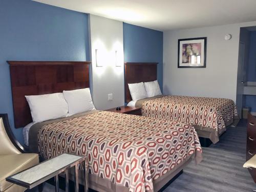 une chambre d'hôtel avec deux lits et une chaise dans l'établissement Americas Best Value Inn - Decatur, à Decatur