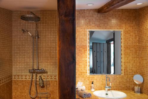 a bathroom with a sink and a mirror at Cortijo Don Camilo de La HUMA in El Chorro