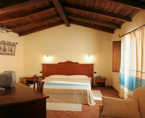 A bed or beds in a room at Hotel Giardino Corte Rubja