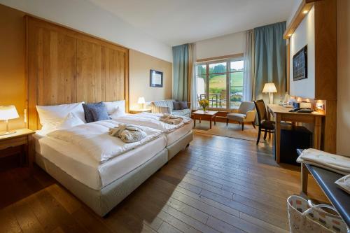 sypialnia z dużym białym łóżkiem w pokoju w obiekcie Hotel Rimberg w mieście Schmallenberg
