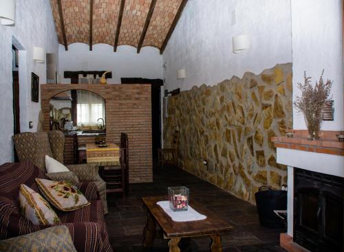 uma sala de estar com um sofá e uma lareira em Mirador de Fuentes em Fuentes de León