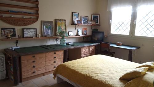 una camera con letto, cassettiera e scrivania di Casa del artista ad Arona