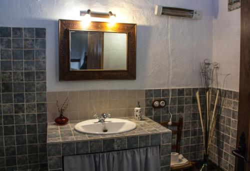 La salle de bains est pourvue d'un lavabo et d'un miroir. dans l'établissement Mirador de Fuentes, à Fuentes de León