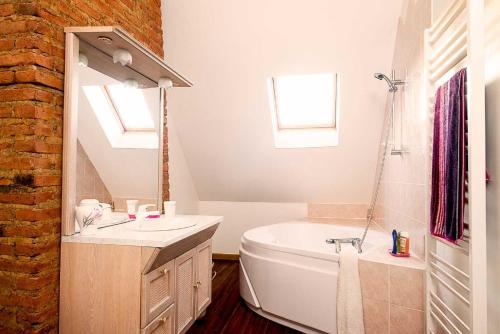 ein Badezimmer mit Badewanne, Waschbecken und Toilette in der Unterkunft Chateau de Sainte Colombe Sur Gand in Sainte-Colombe-sur-Gand