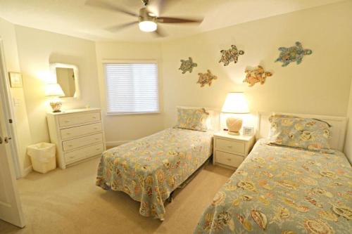 1 Schlafzimmer mit 2 Betten und einem Deckenventilator in der Unterkunft Ocean Village Club O36 in St. Augustine