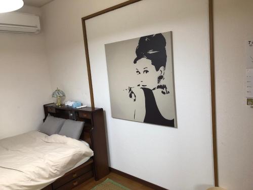 熊本市にある香寿美庵の壁に女性の写真が描かれたベッドルーム
