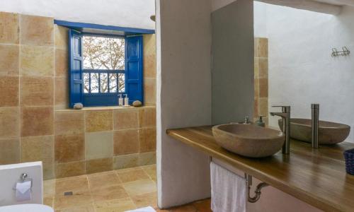 a bathroom with a sink and a tub and a mirror at Tocagua in Barichara