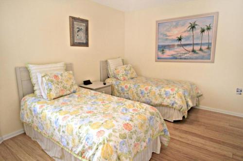 1 dormitorio con 2 camas y un cuadro en la pared en Ocean Village Club O18, en St. Augustine