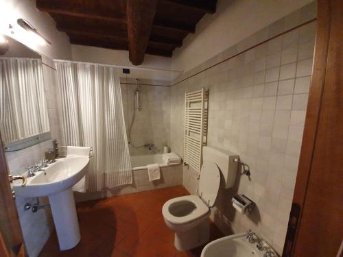 a bathroom with a sink and a toilet and a tub at Casa Leopoldo in Pratolino