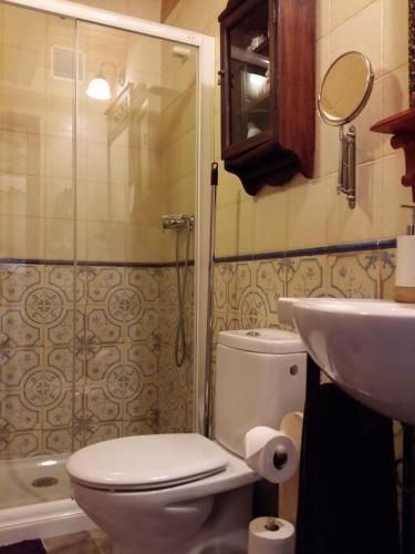 ein Badezimmer mit Toilette, Waschbecken und Dusche in der Unterkunft Casa Rural Villamoronta in La Rad