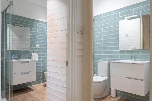 een badkamer met een toilet en een wastafel bij CENTRAL by Kyosai in Bilbao