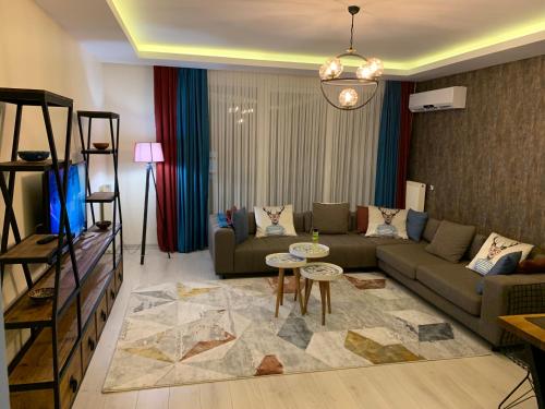 un soggiorno con divano e tavolo di Luxe Design Résidence Istanbul wifi a Istanbul
