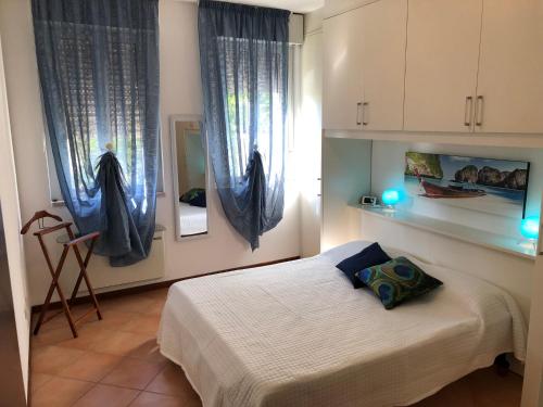 ein Schlafzimmer mit einem Bett mit blauer Beleuchtung in der Unterkunft Casa Alice Garda in Garda