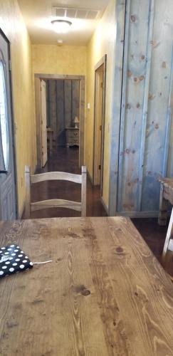 - une grande table en bois dans une pièce avec salle à manger dans l'établissement Teich Hutte Pond Cottage, à Rocky Hill