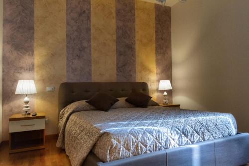a bedroom with a bed and two lamps on tables at Residence San Miguel (6) in Vicenza