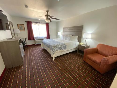 Кровать или кровати в номере Guest House Inn Medical District near Texas Tech Univ