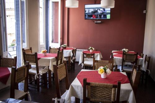 un restaurante con mesas y sillas con paredes rojas en Hotel Federico I en Concordia